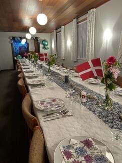 Inspiration: Et langt bord med mange tallerkener og dækketøj