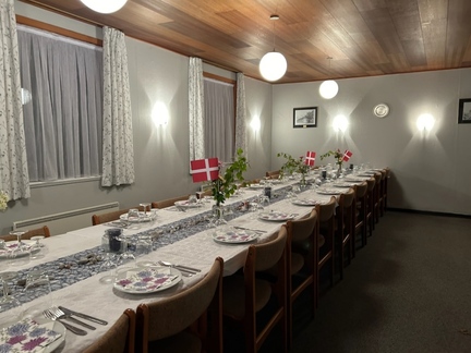 Inspiration: Et smukt dækket langbord til en middagsselskab med stearinlys, blomster og elegante tallerkener