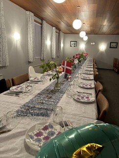 Inspiration: Langt bord med tallerkener og dækketøj